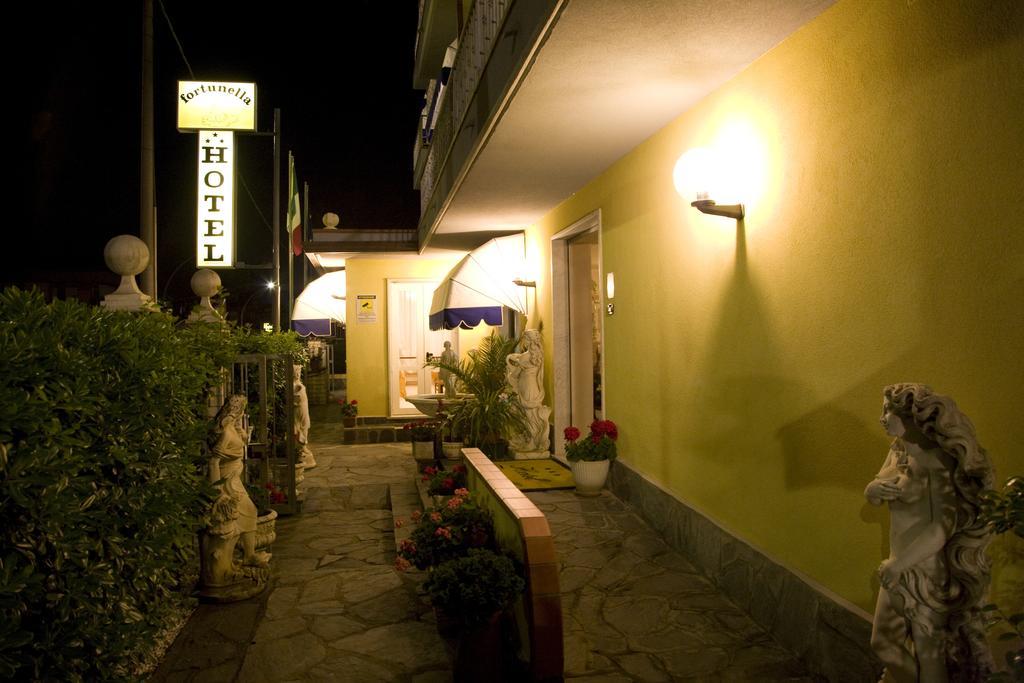 Hotel Fortunella Λίντο ντι Καμαϊόρε Εξωτερικό φωτογραφία