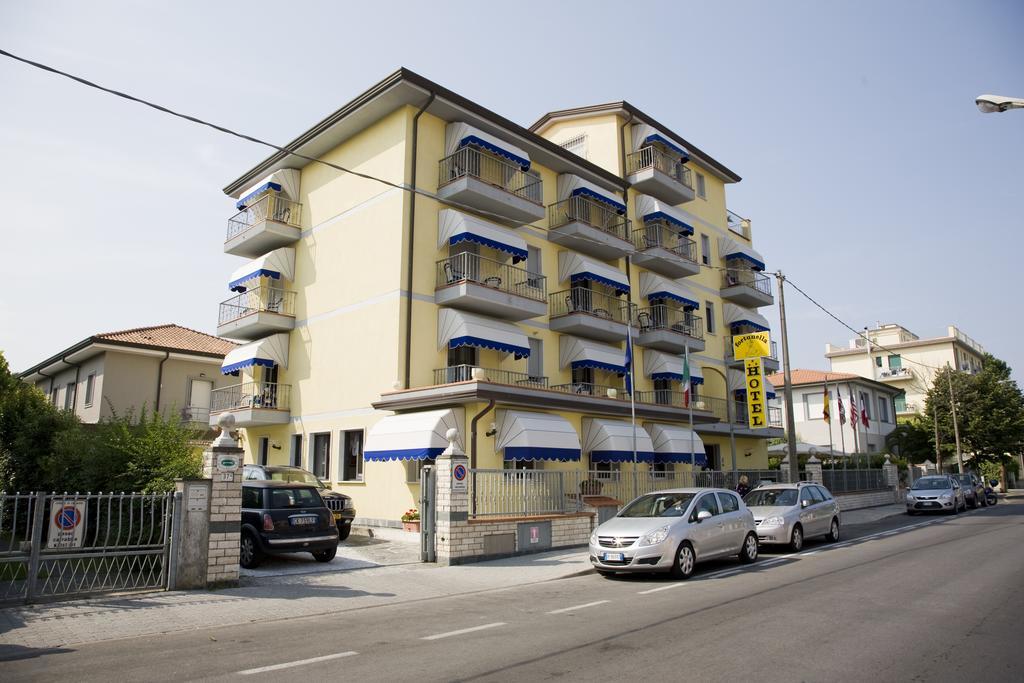 Hotel Fortunella Λίντο ντι Καμαϊόρε Εξωτερικό φωτογραφία
