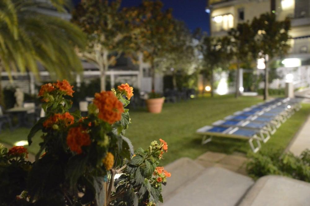 Hotel Fortunella Λίντο ντι Καμαϊόρε Εξωτερικό φωτογραφία