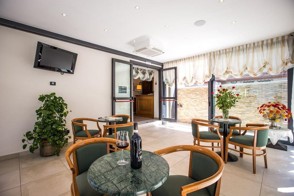 Hotel Fortunella Λίντο ντι Καμαϊόρε Εξωτερικό φωτογραφία