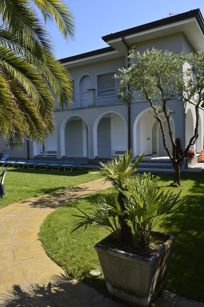 Hotel Fortunella Λίντο ντι Καμαϊόρε Εξωτερικό φωτογραφία
