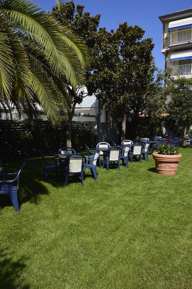 Hotel Fortunella Λίντο ντι Καμαϊόρε Εξωτερικό φωτογραφία