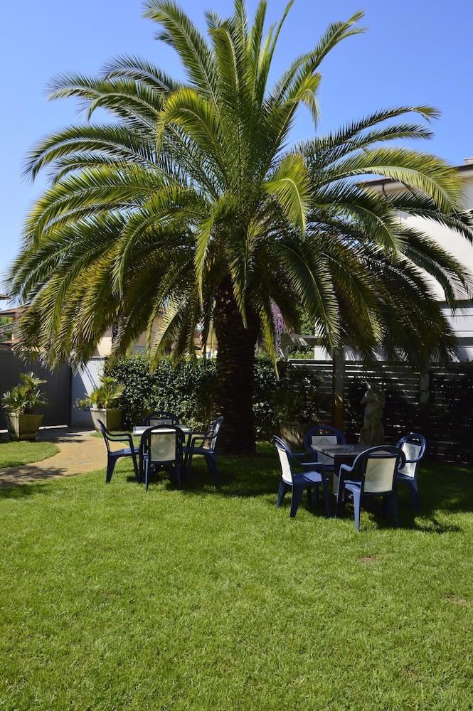 Hotel Fortunella Λίντο ντι Καμαϊόρε Εξωτερικό φωτογραφία