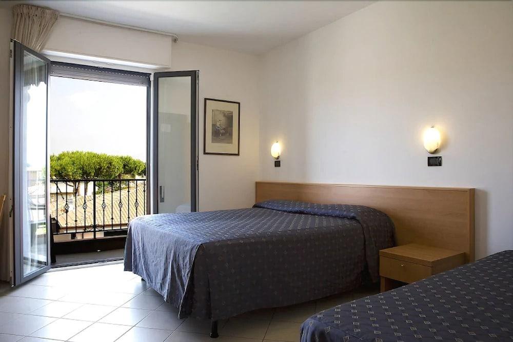 Hotel Fortunella Λίντο ντι Καμαϊόρε Εξωτερικό φωτογραφία