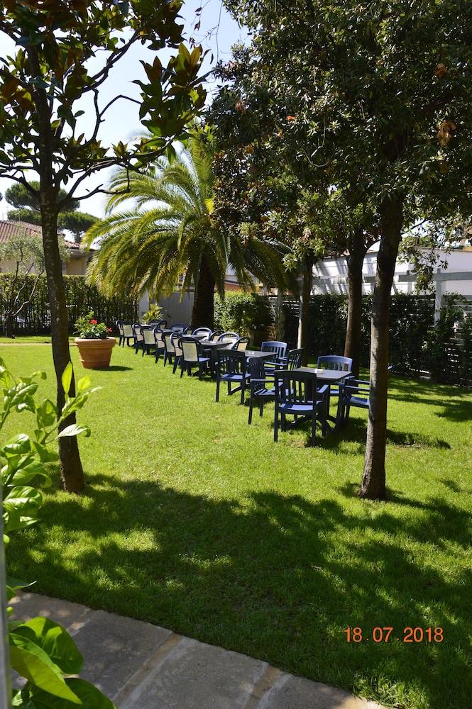 Hotel Fortunella Λίντο ντι Καμαϊόρε Εξωτερικό φωτογραφία