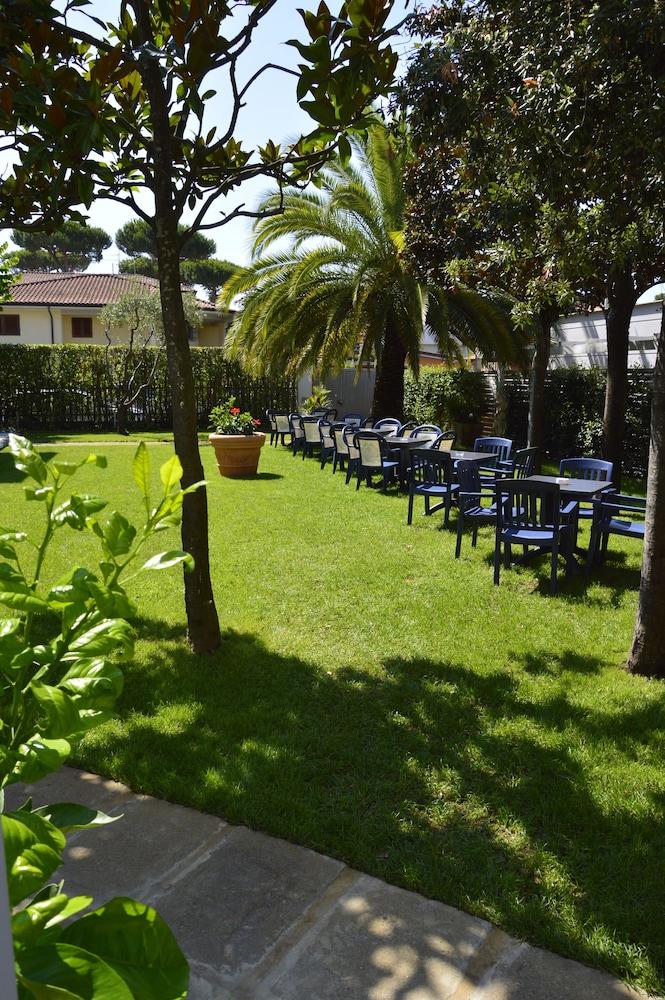 Hotel Fortunella Λίντο ντι Καμαϊόρε Εξωτερικό φωτογραφία