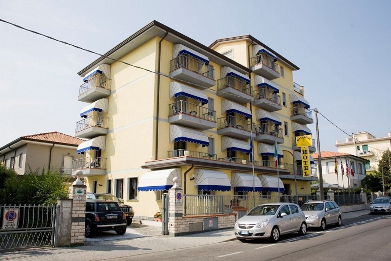 Hotel Fortunella Λίντο ντι Καμαϊόρε Εξωτερικό φωτογραφία