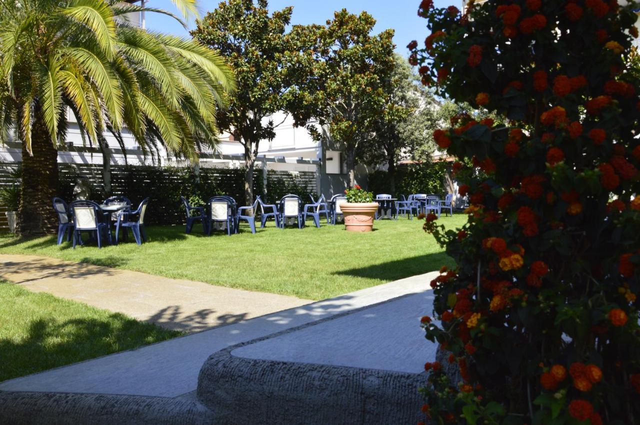 Hotel Fortunella Λίντο ντι Καμαϊόρε Εξωτερικό φωτογραφία