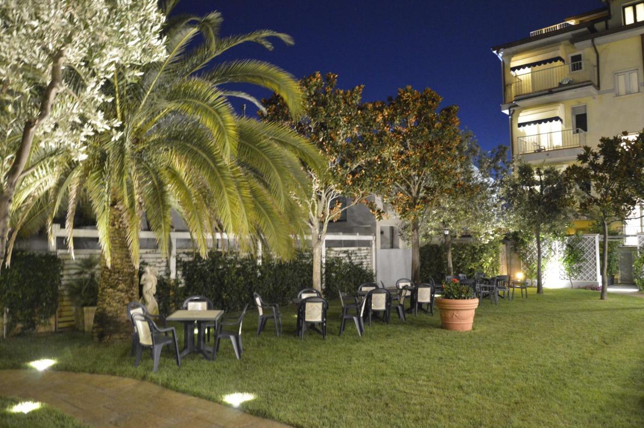Hotel Fortunella Λίντο ντι Καμαϊόρε Εξωτερικό φωτογραφία